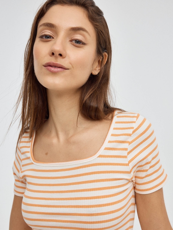 Top casual às riscas laranja vista detalhe