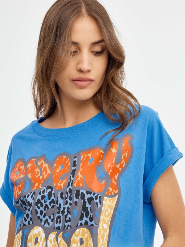 T-shirt Every Next Level azul vista detalhe