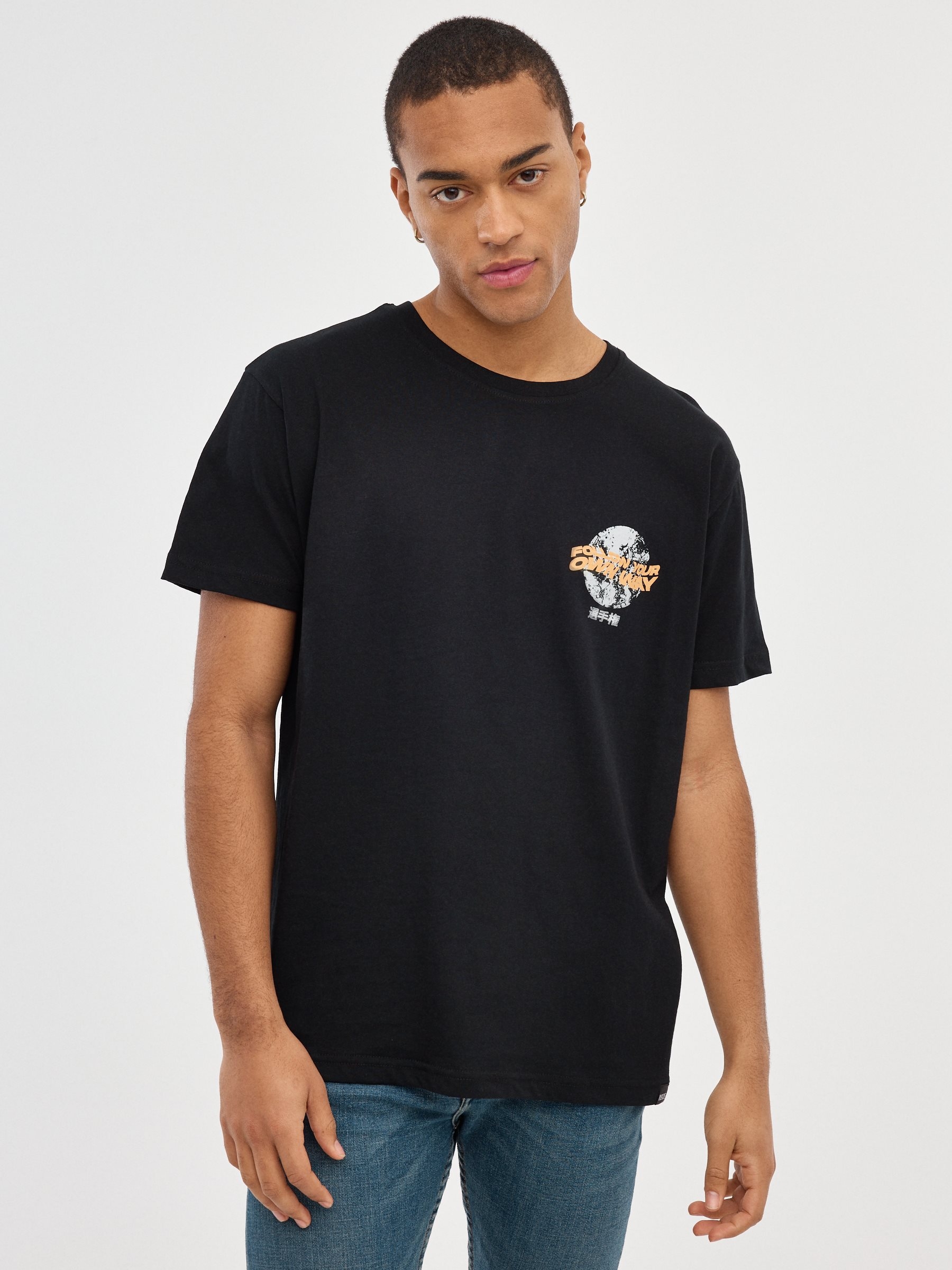 Camiseta gráfica de crânio preta preto vista meia frontal