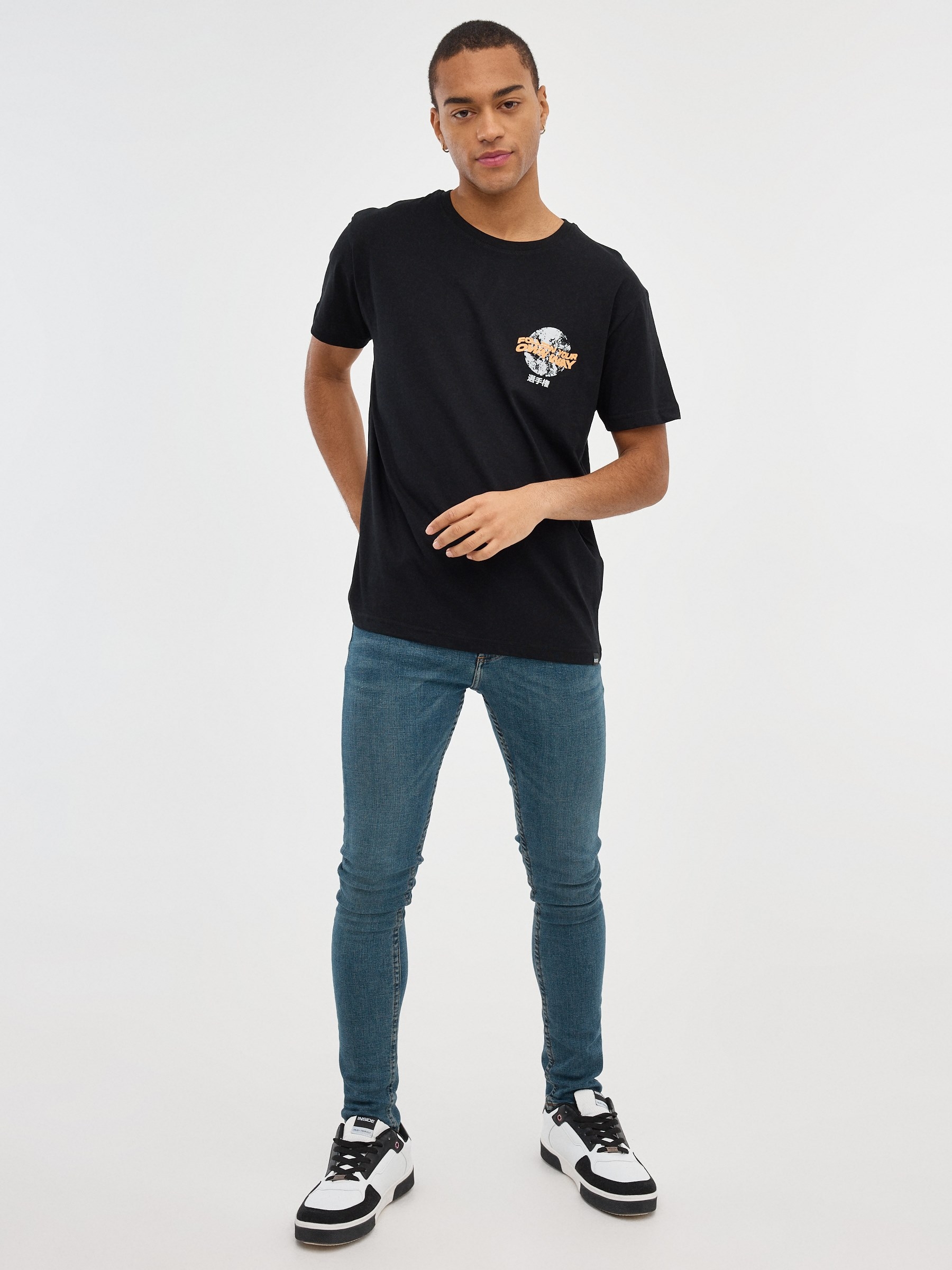 Camiseta gráfica de crânio preta preto vista meia frontal