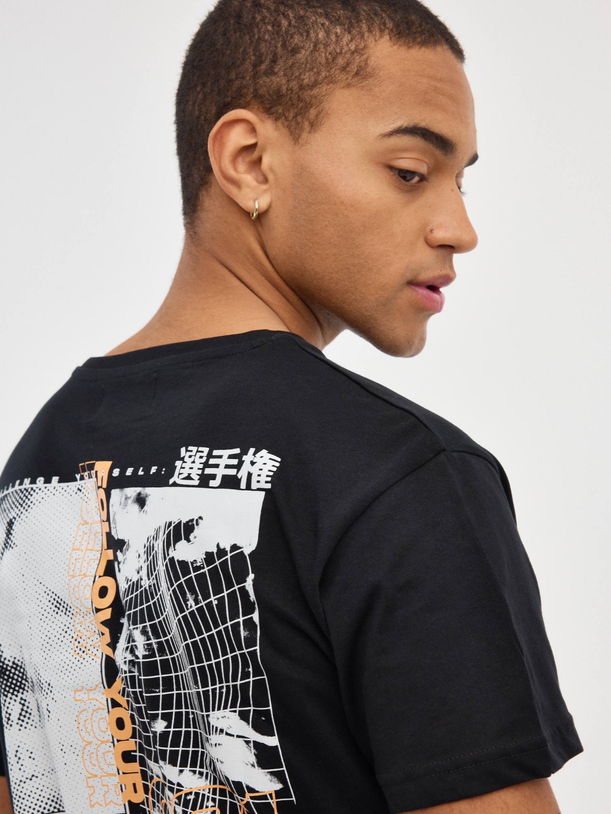 Camiseta gráfica de crânio preta preto vista detalhe