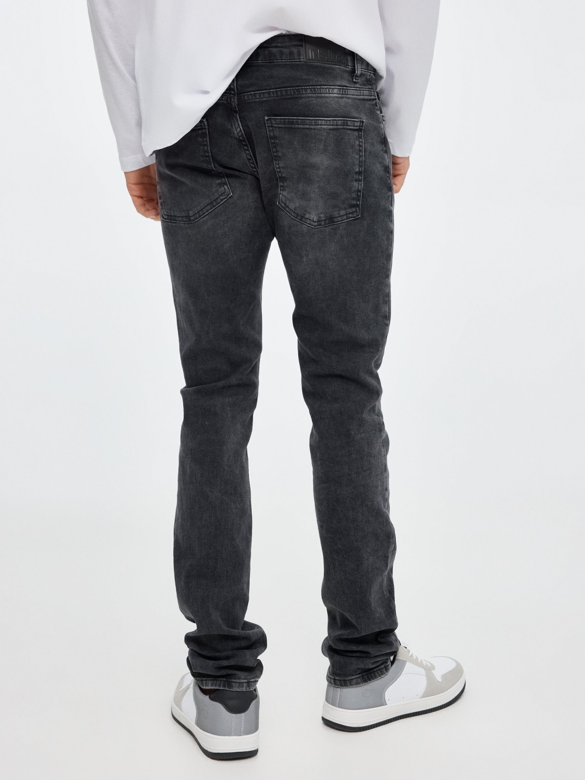 Jeans slim negro vista media trasera