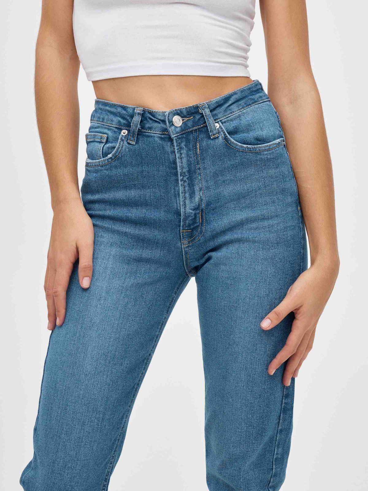 Mom slim jeans blue detail view