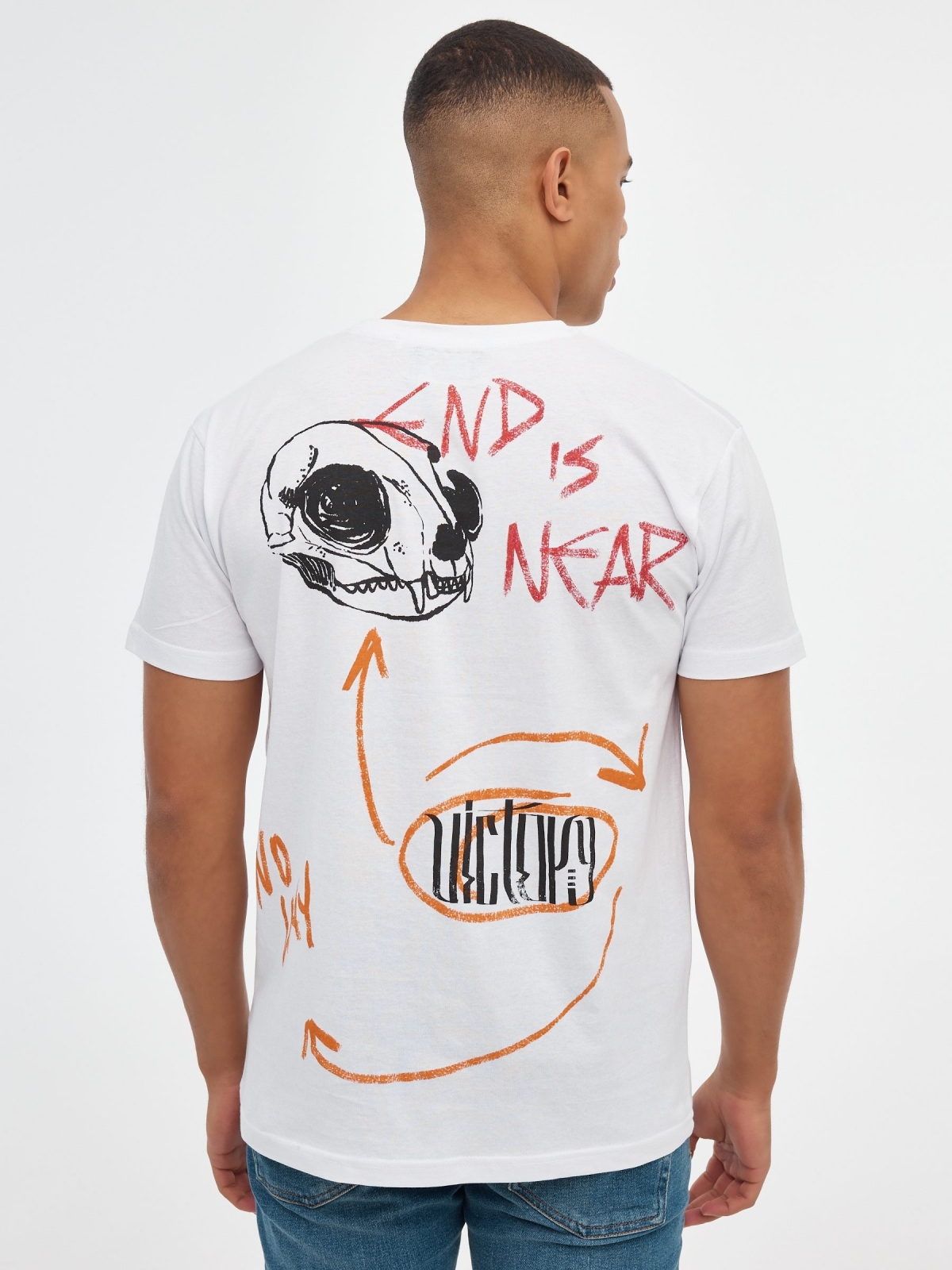 Camiseta End is near blanco vista media trasera