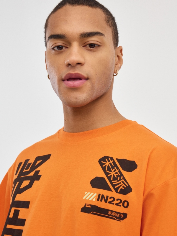T-shirt impressão japonesa cor-de-laranja laranja vista detalhe
