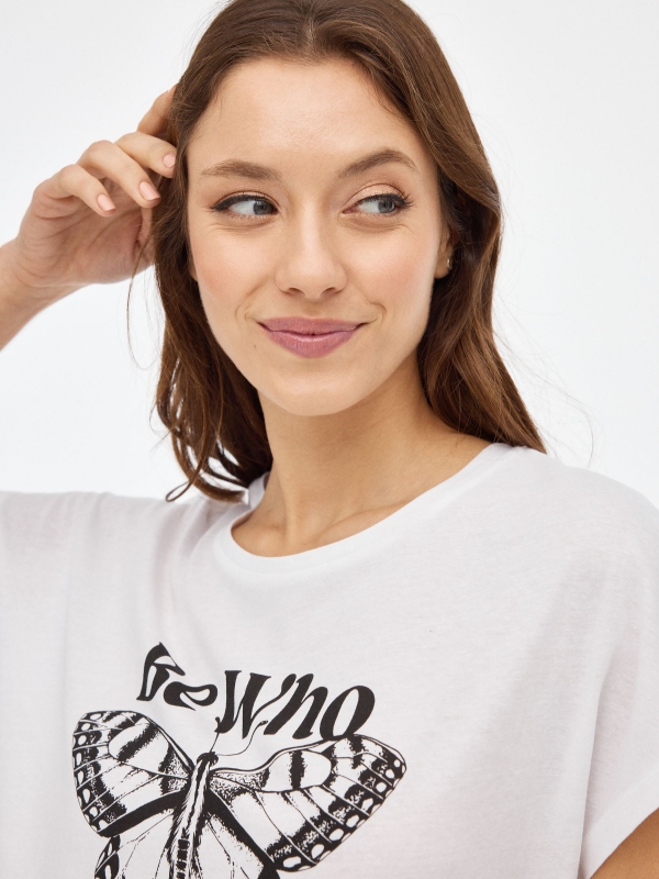 Camiseta con estampado blanco vista detalle