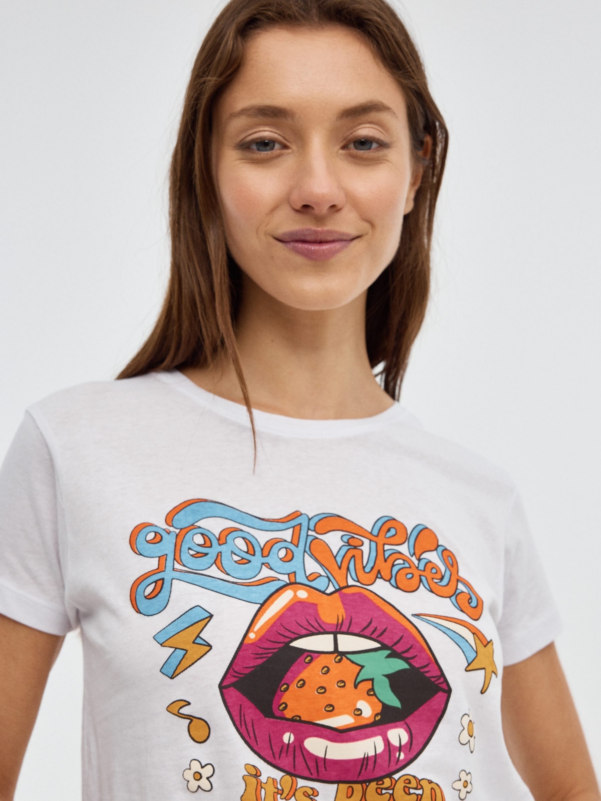 T-shirt Good Vibes branco vista detalhe