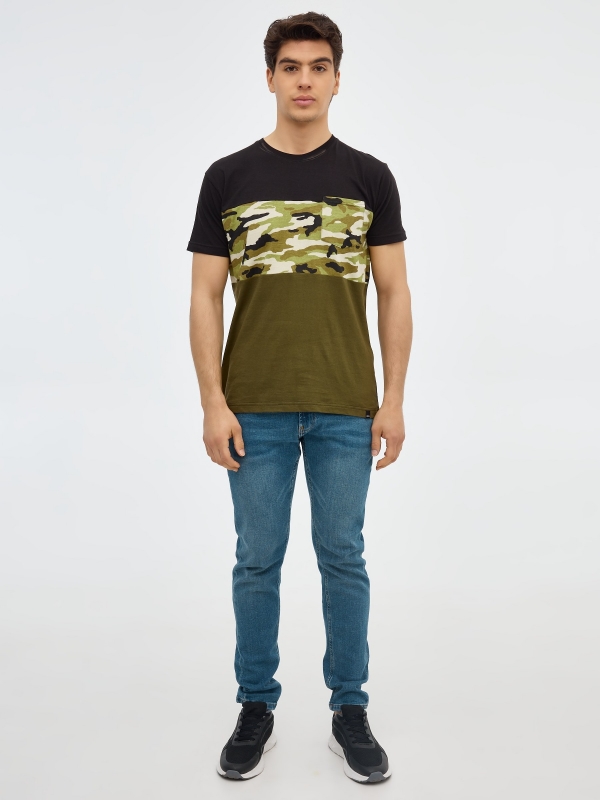 T-shirt camuflada com bolso preto vista geral frontal