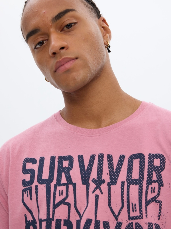 Camiseta estampado texto morado vista detalle