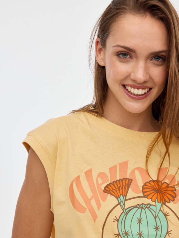 Camiseta crop cactus amarillo claro primer plano