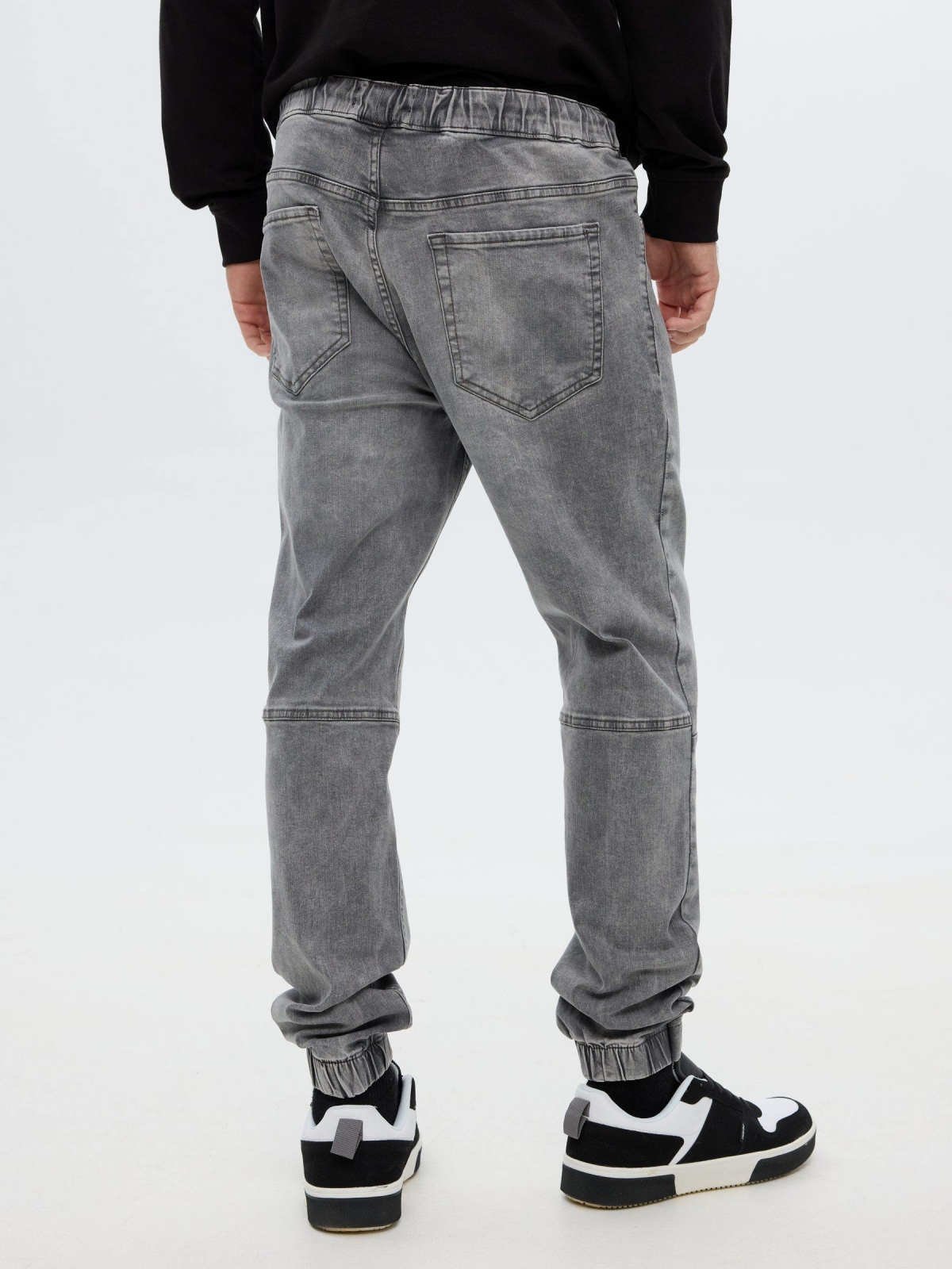 Pantalon jogger gris oscuro vista general frontal