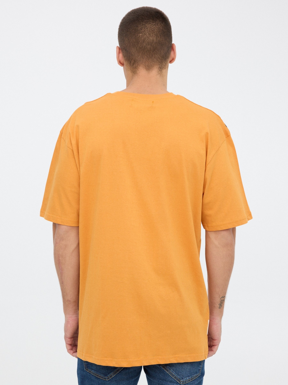 Skull printed t-shirt ochre middle back view