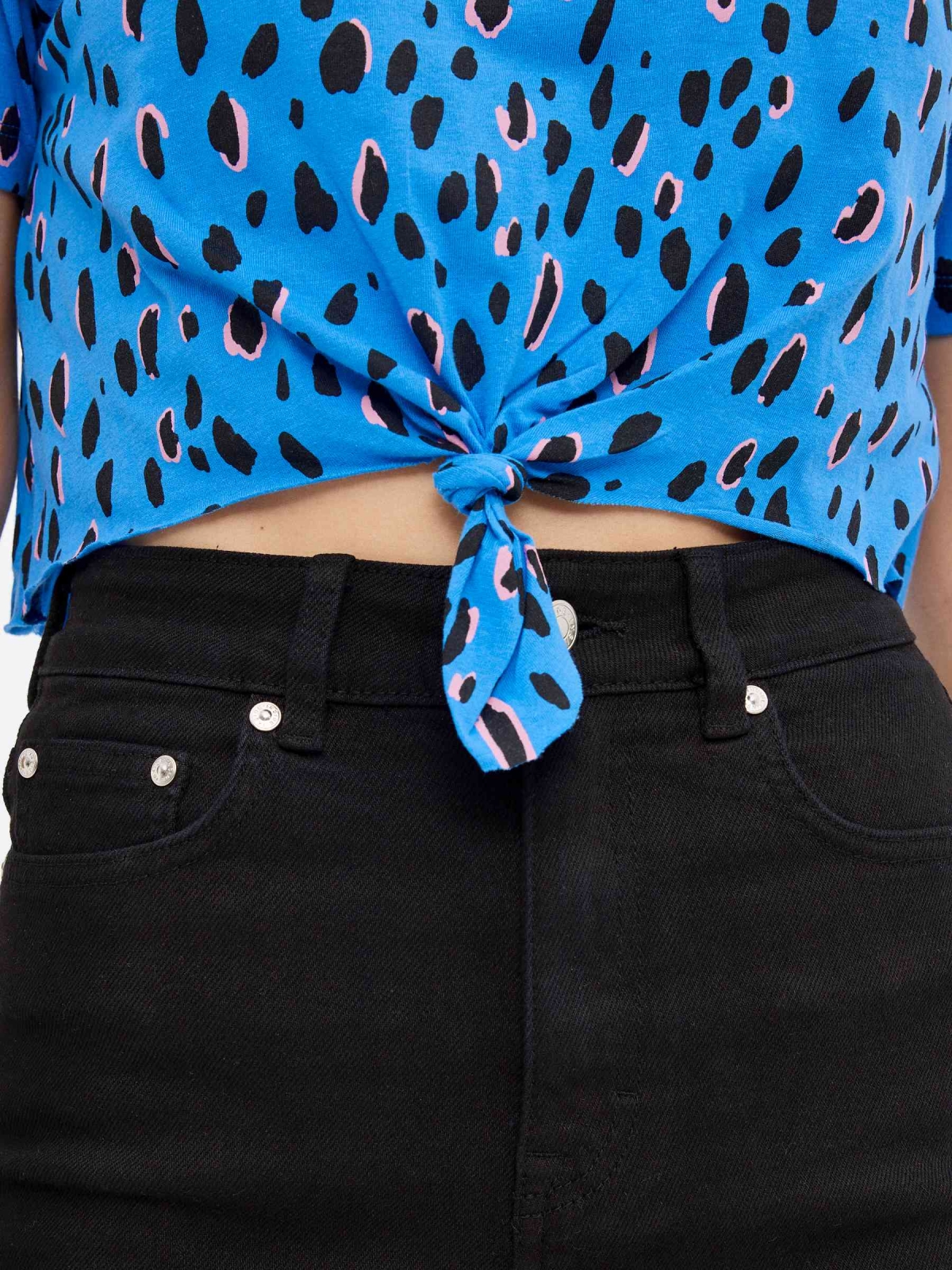 Camiseta animal print con nudo azul vista detalle