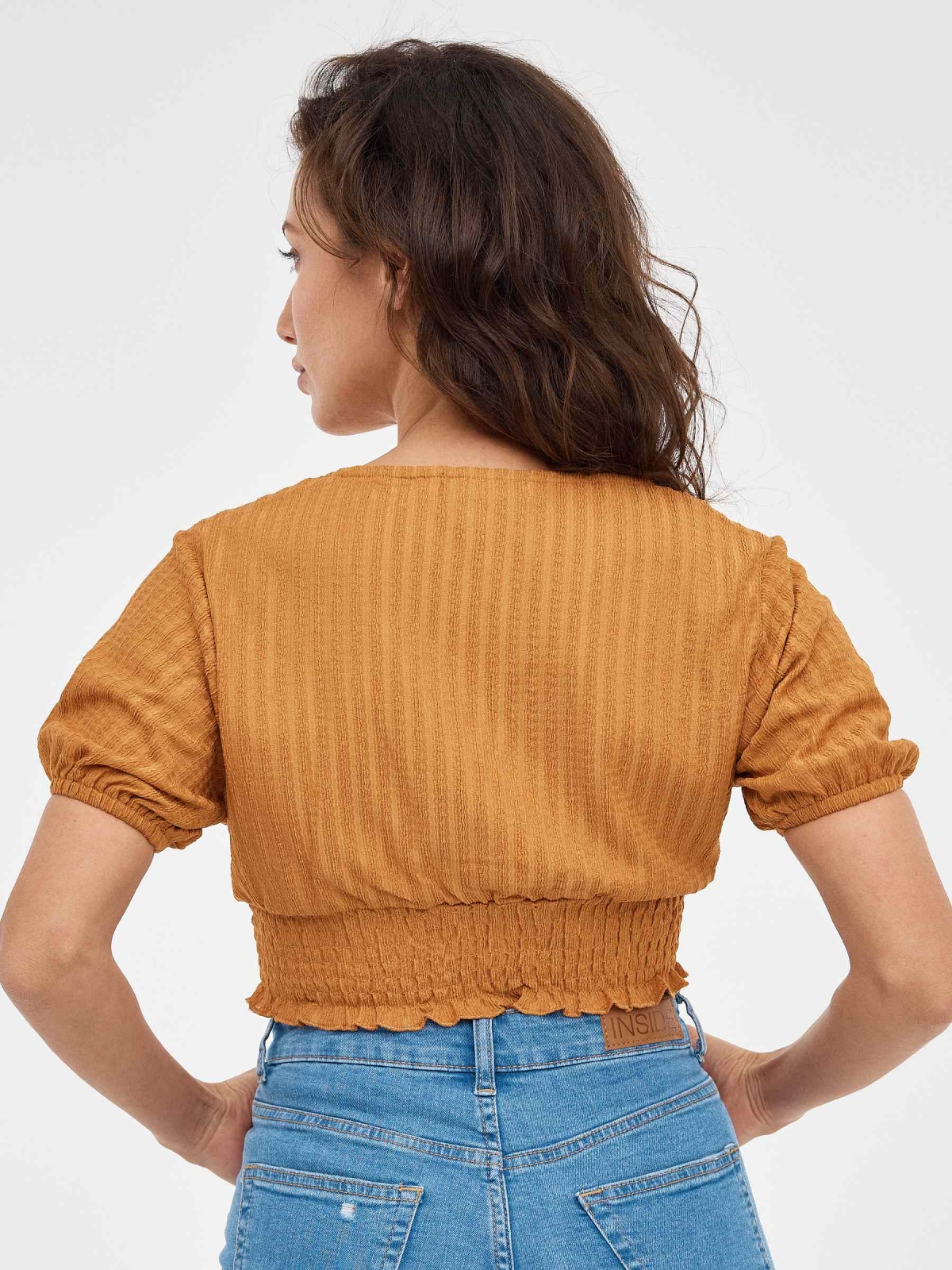 Camiseta crop de chenilla ocre vista media trasera