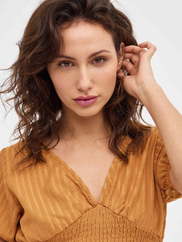 Camiseta crop de chenilla ocre vista detalle