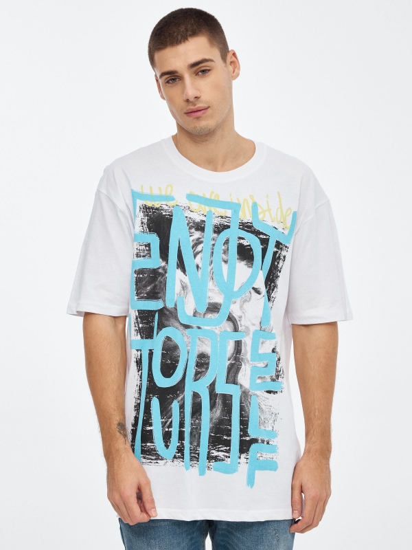 Camiseta estampado texto blanco vista media frontal