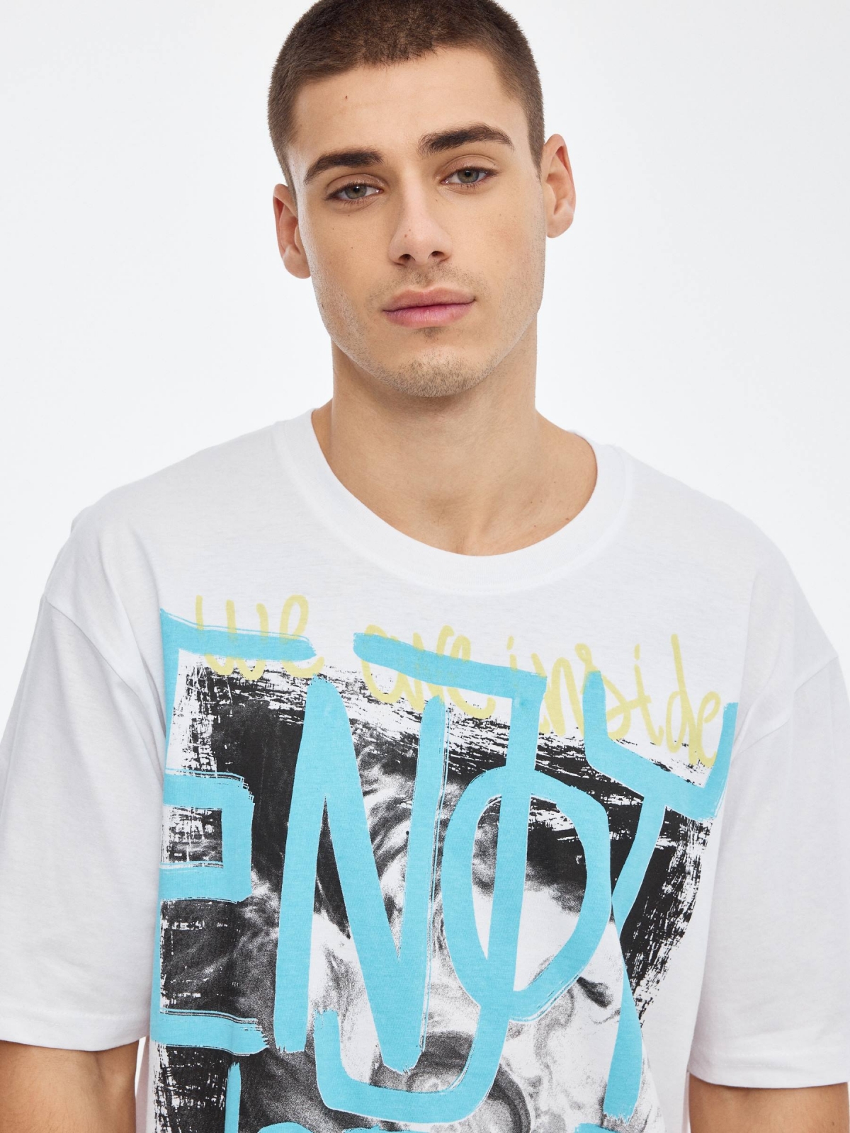 Camiseta estampado texto blanco vista detalle