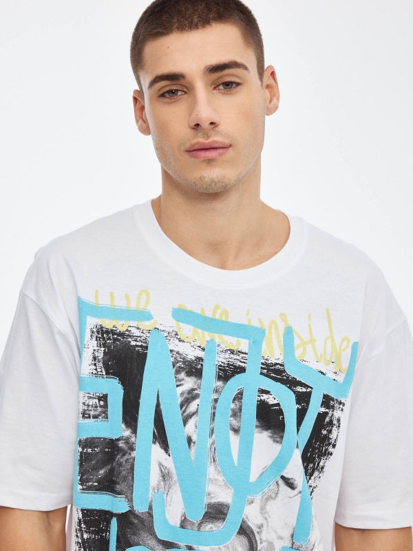 Camiseta estampado texto blanco vista detalle