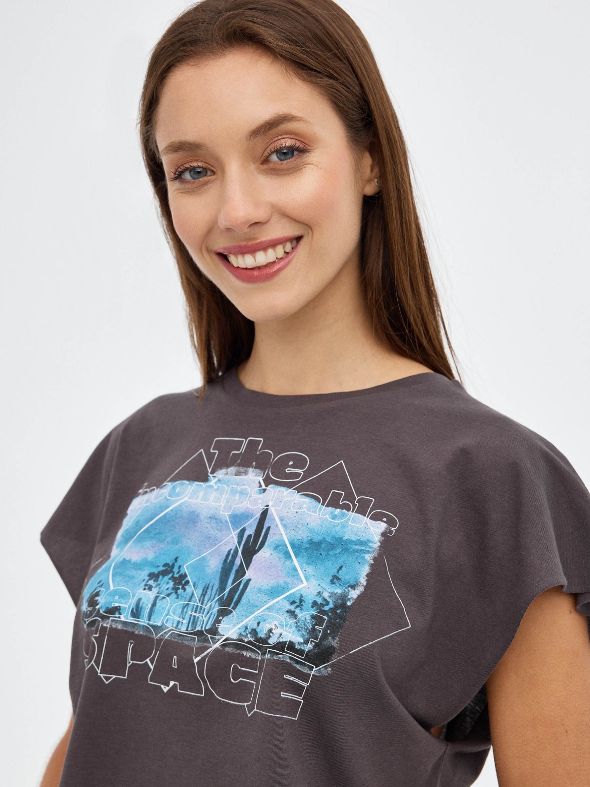 T-shirt Sense of Space cinza escuro vista detalhe