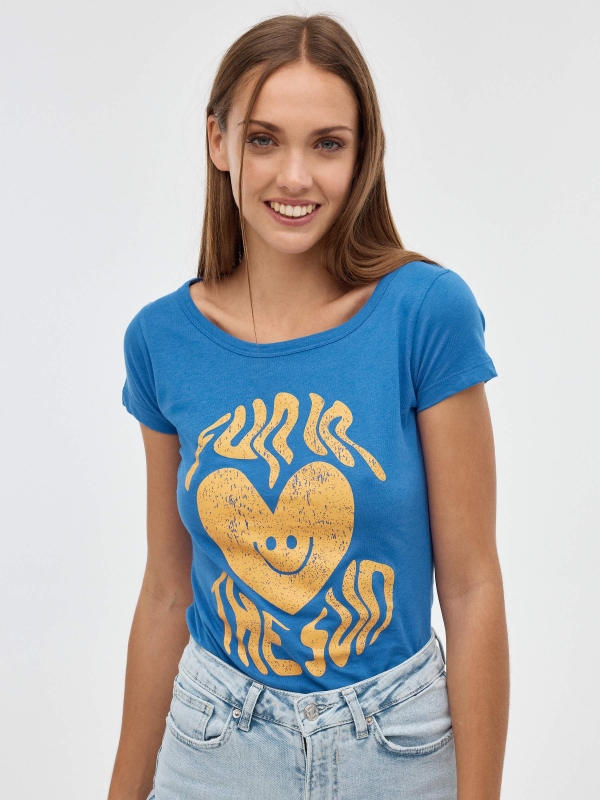 T-shirt cor-de-rosa fina azul eléctrico vista meia frontal