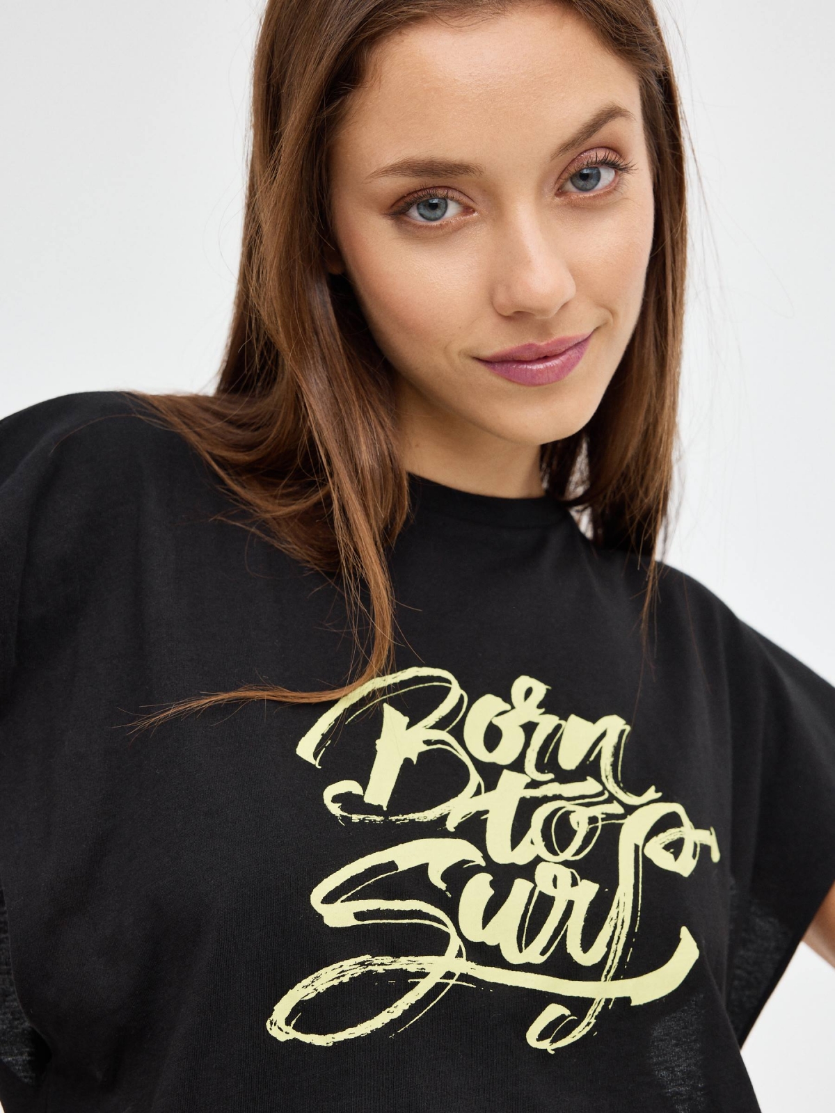 Camiseta Born To Surf negro vista detalle