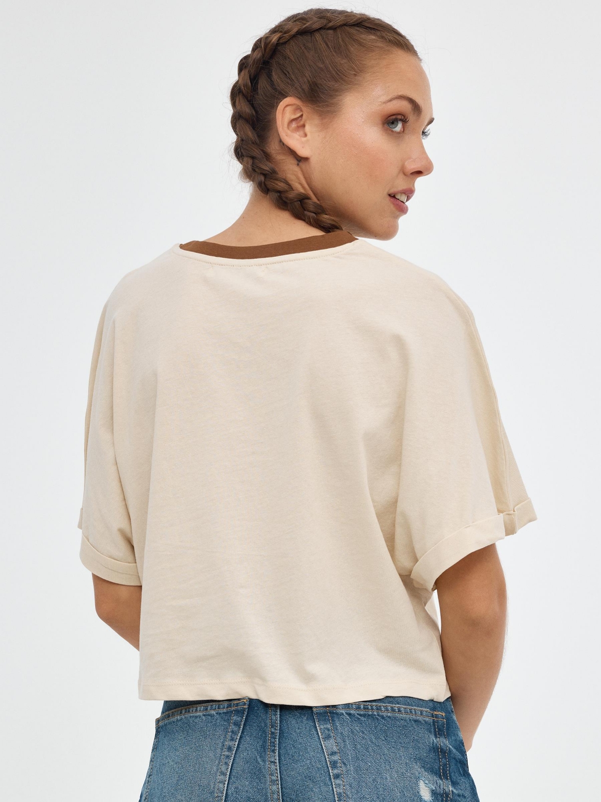 Camiseta crop camaleón arena vista media trasera