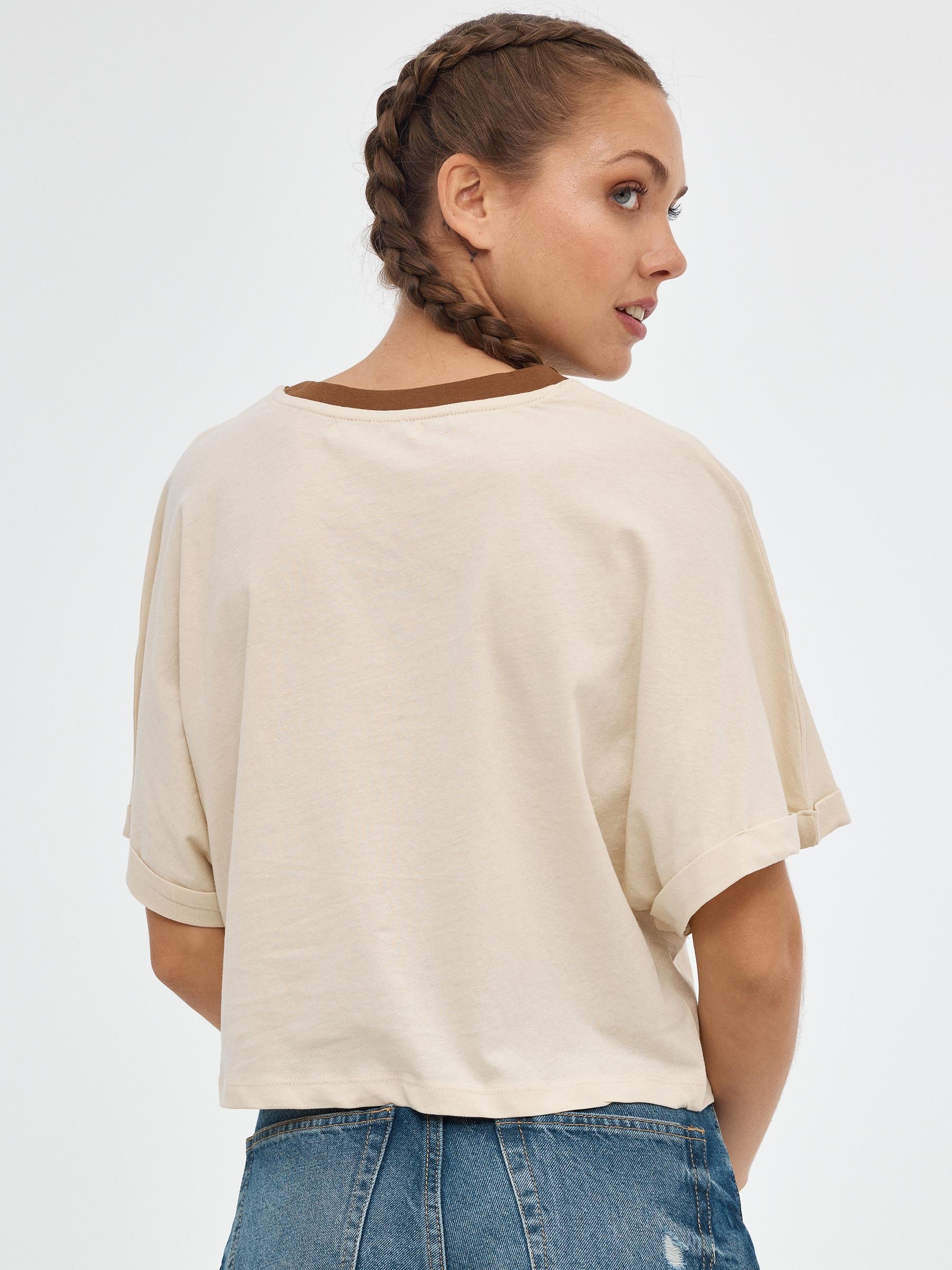 T-shirt crop camaleão areia vista meia frontal