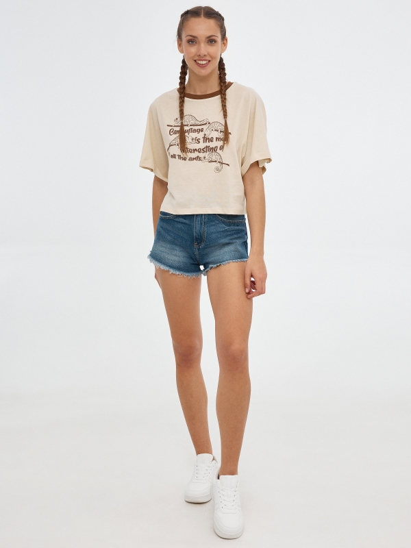 Camiseta crop camaleón arena vista general frontal