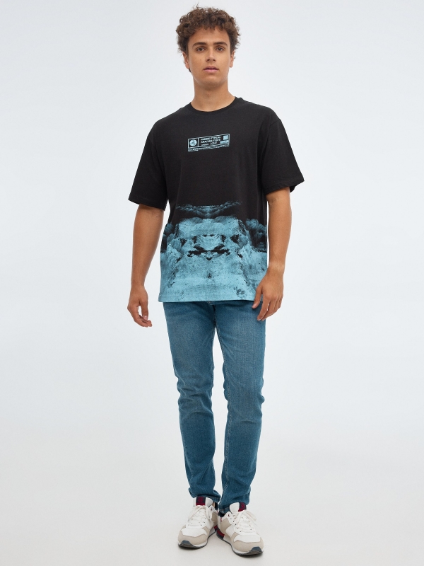 T-shirt oversized da código preto vista geral frontal