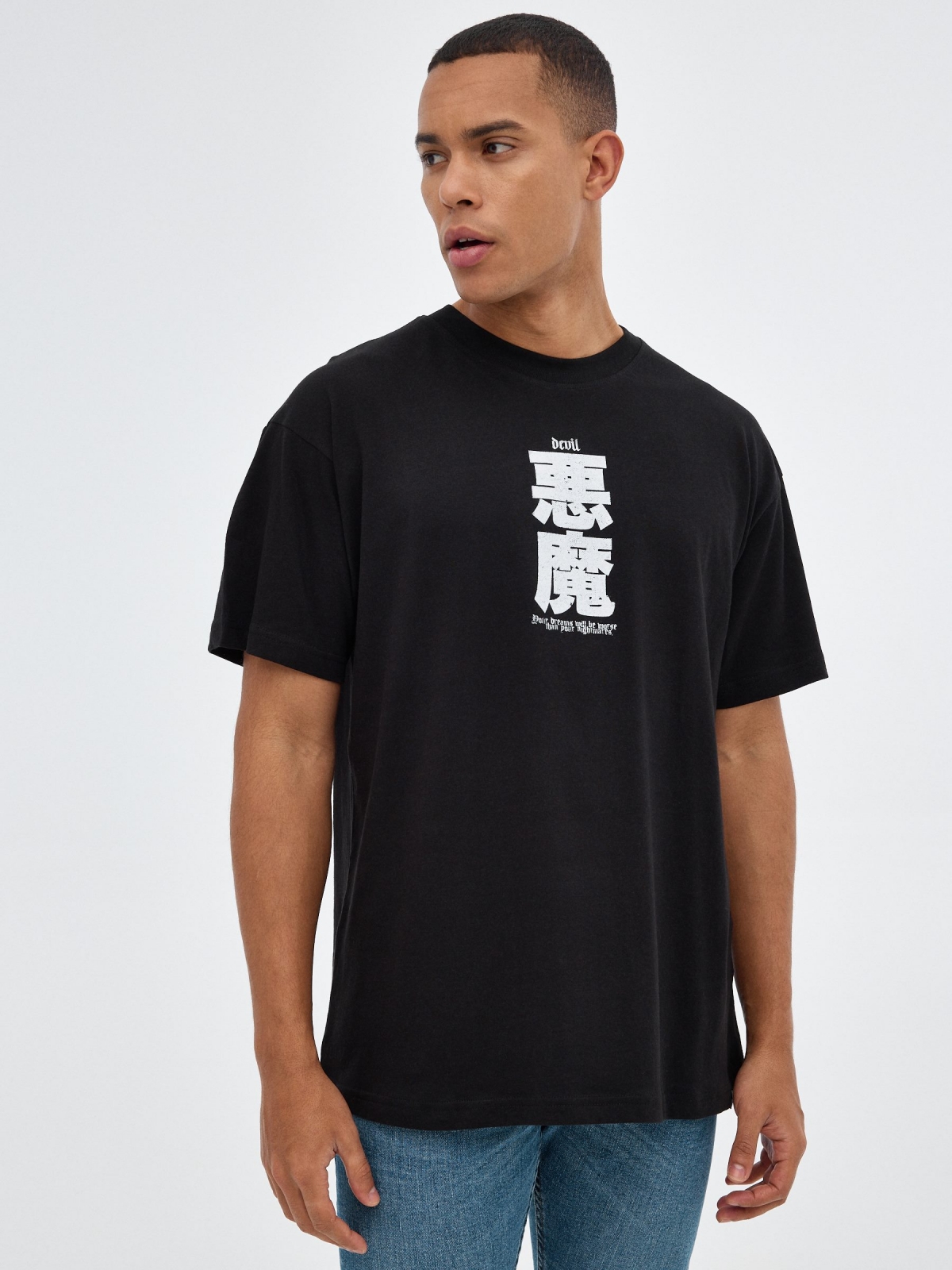 T-shirt japonesa de grandes dimensões preto vista meia frontal