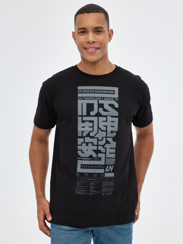 T-shirt preta estilo japonês preto vista meia frontal