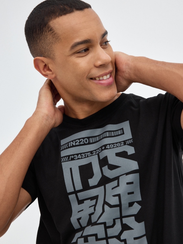 T-shirt preta estilo japonês preto vista detalhe