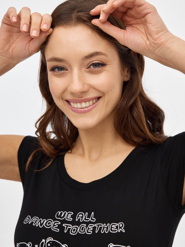 Camiseta con estampado negro vista detalle