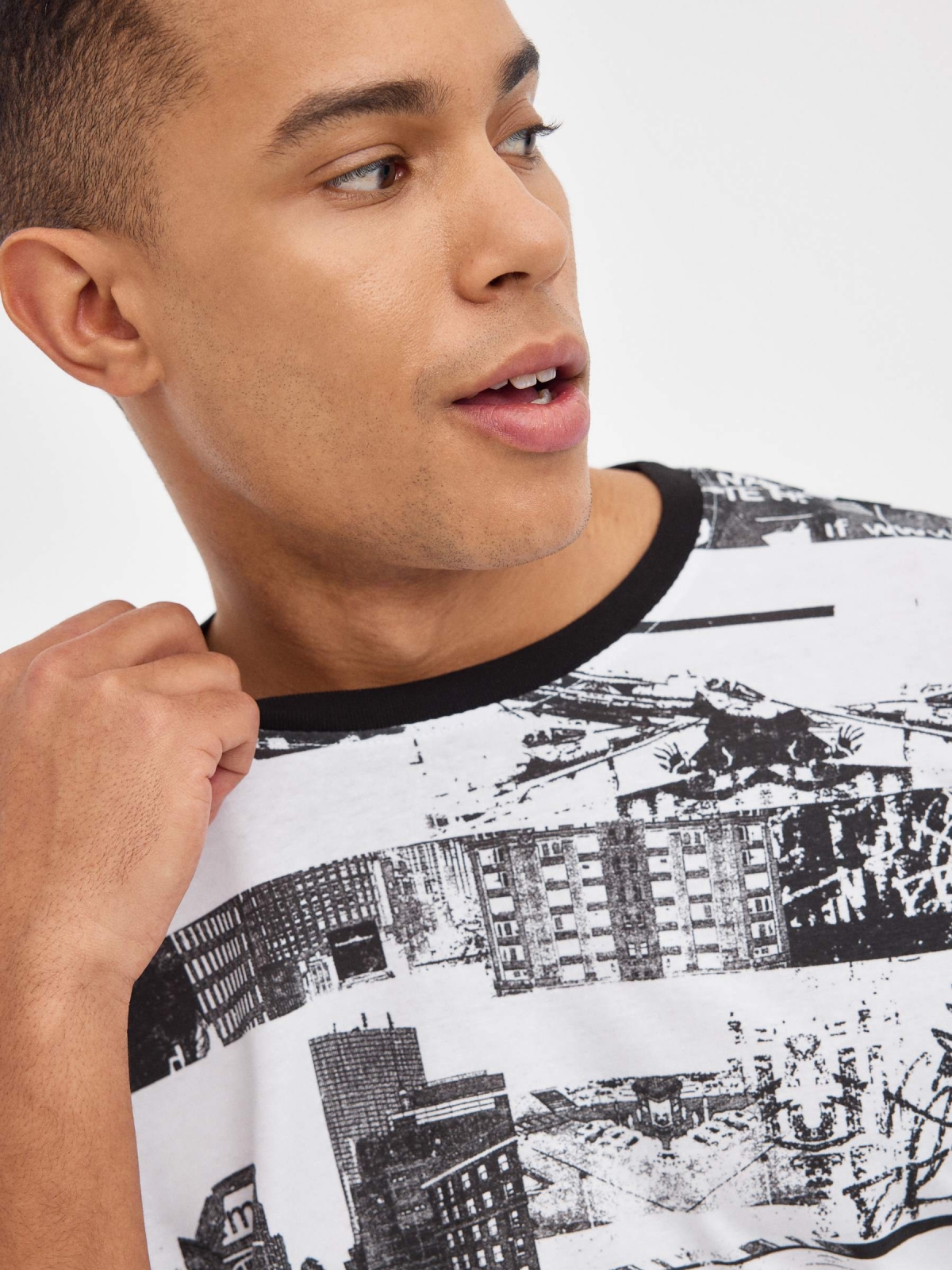 Total print t-shirt white detail view