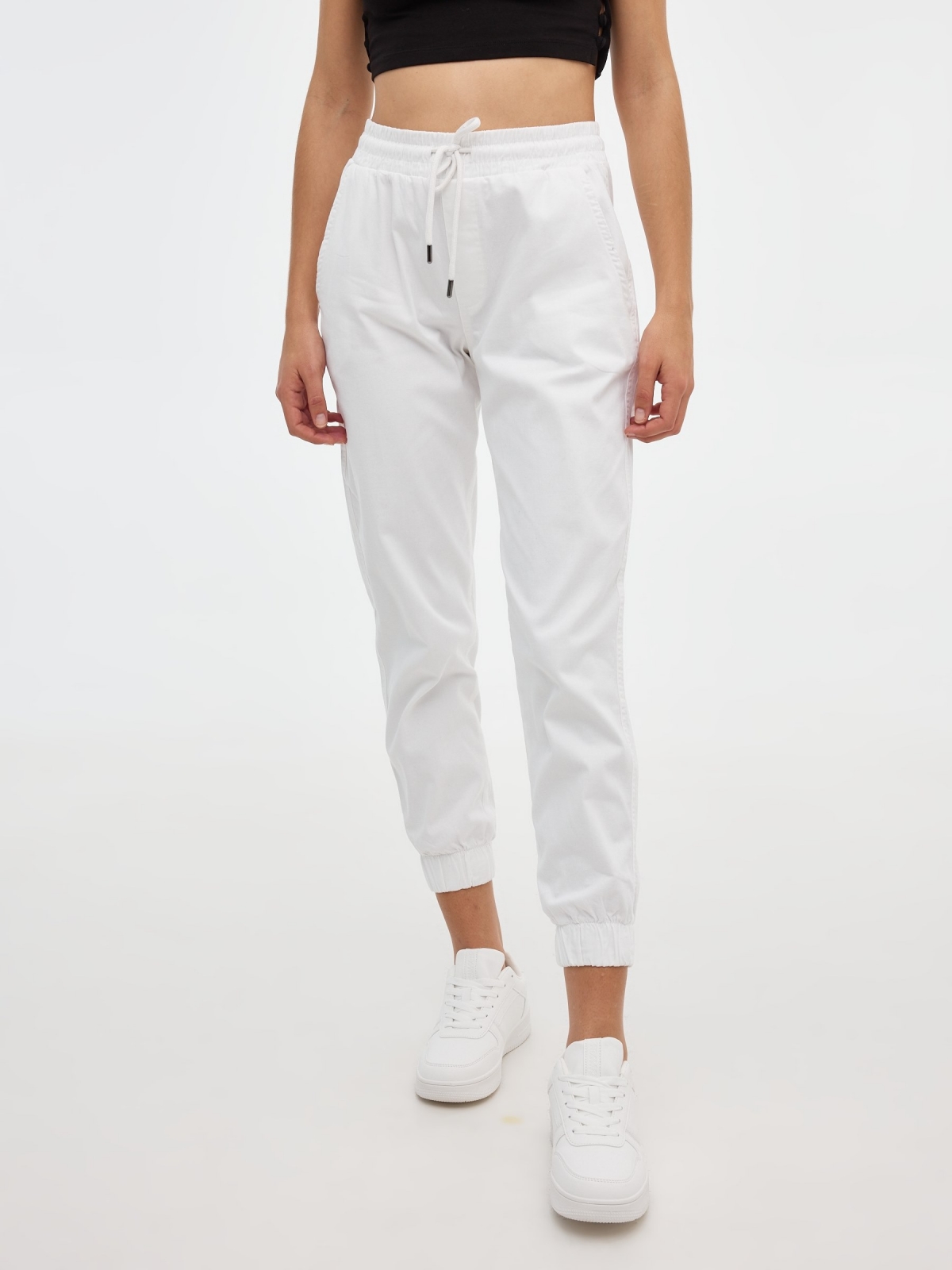 Pantalón jogger básicos con goma blanco vista media frontal