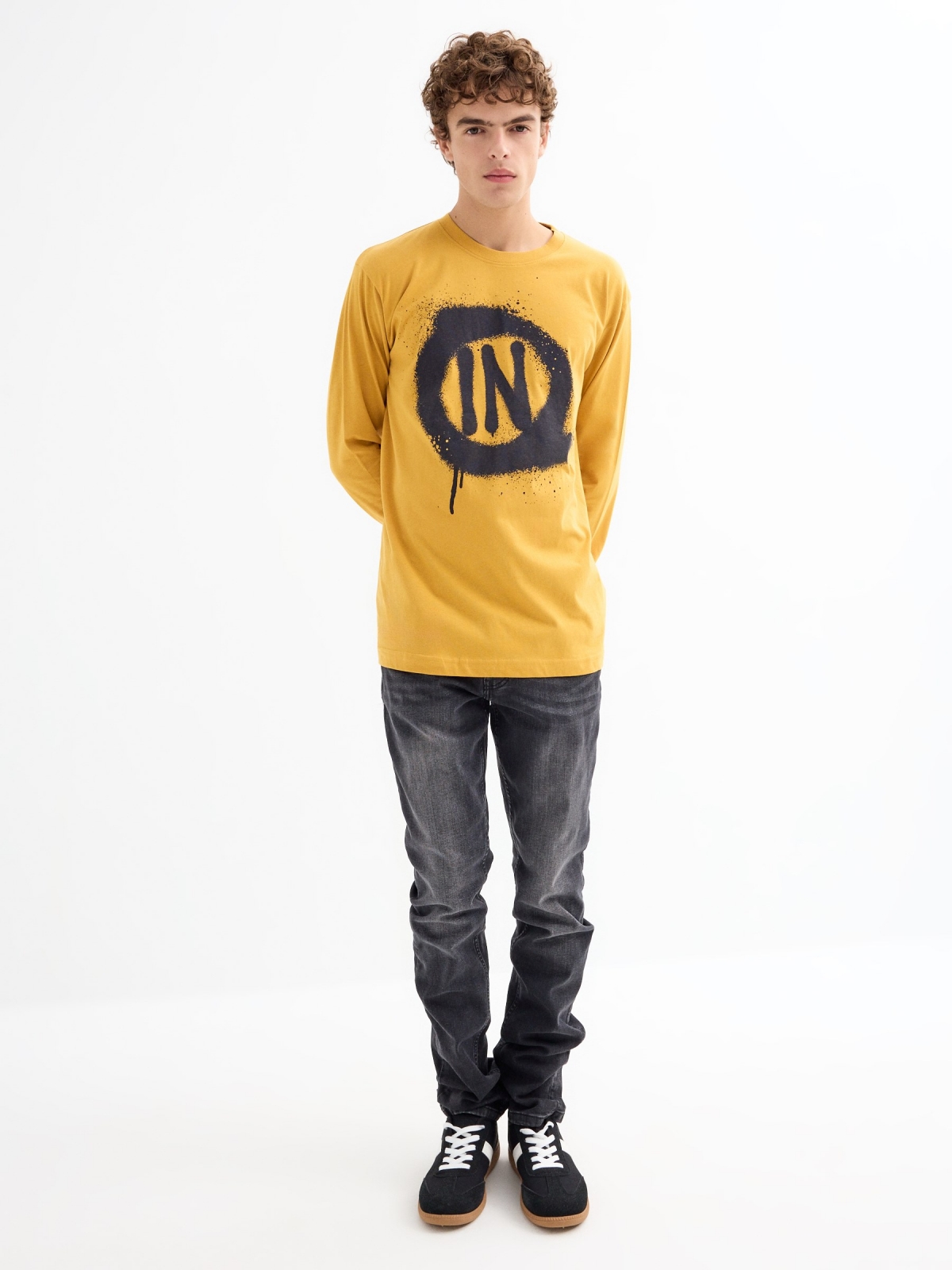 T-shirt com graffiti INSIDE ocre vista geral frontal