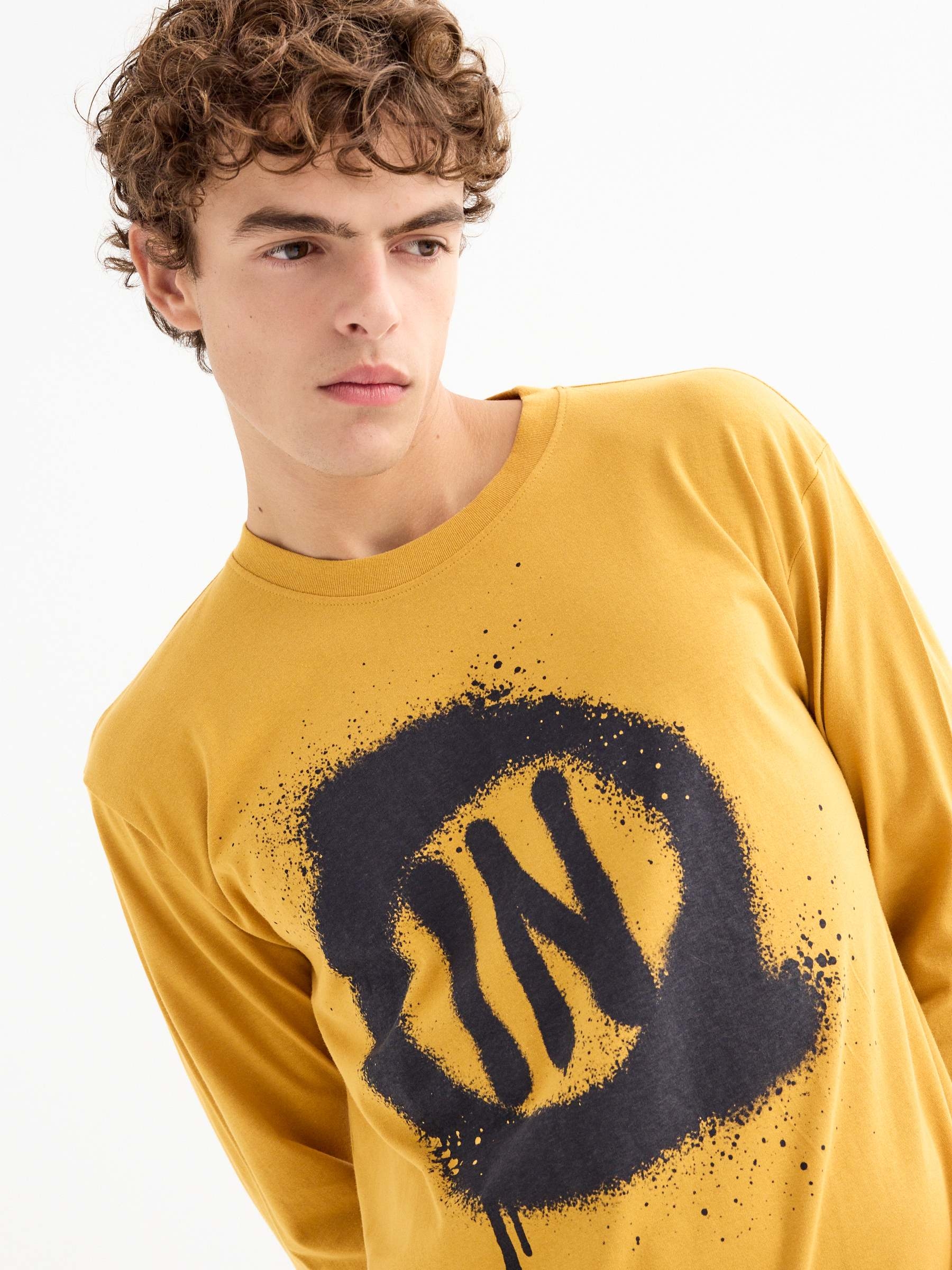 T-shirt com graffiti INSIDE ocre vista meia frontal