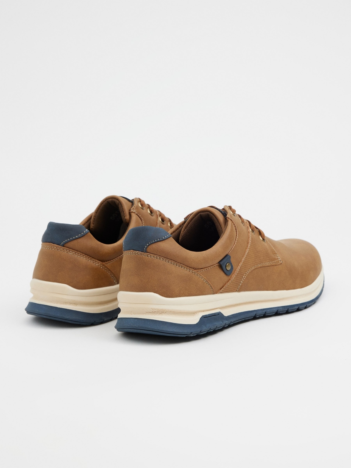 Zapato casual para hombre camel vista trasera 45º