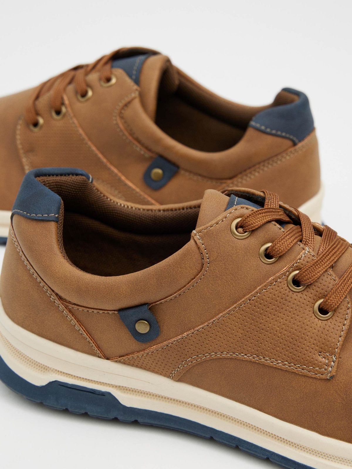 Sapatos casuais para homem camel vista detalhe