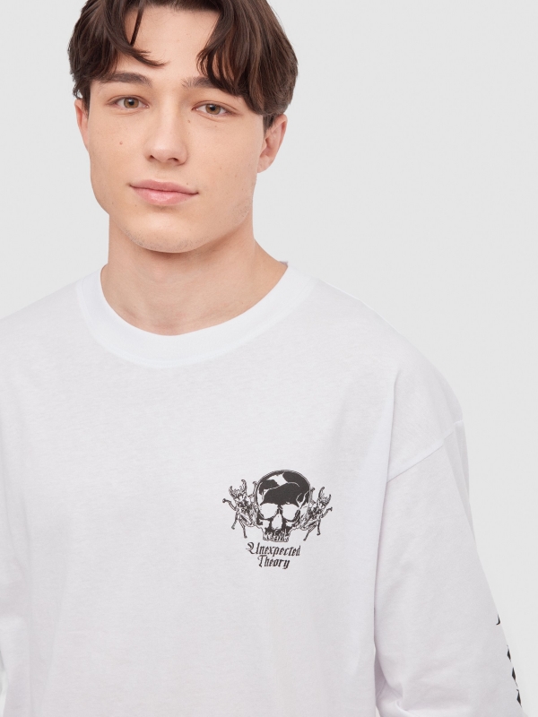 T-shirt com estampado nas mangas branco vista detalhe