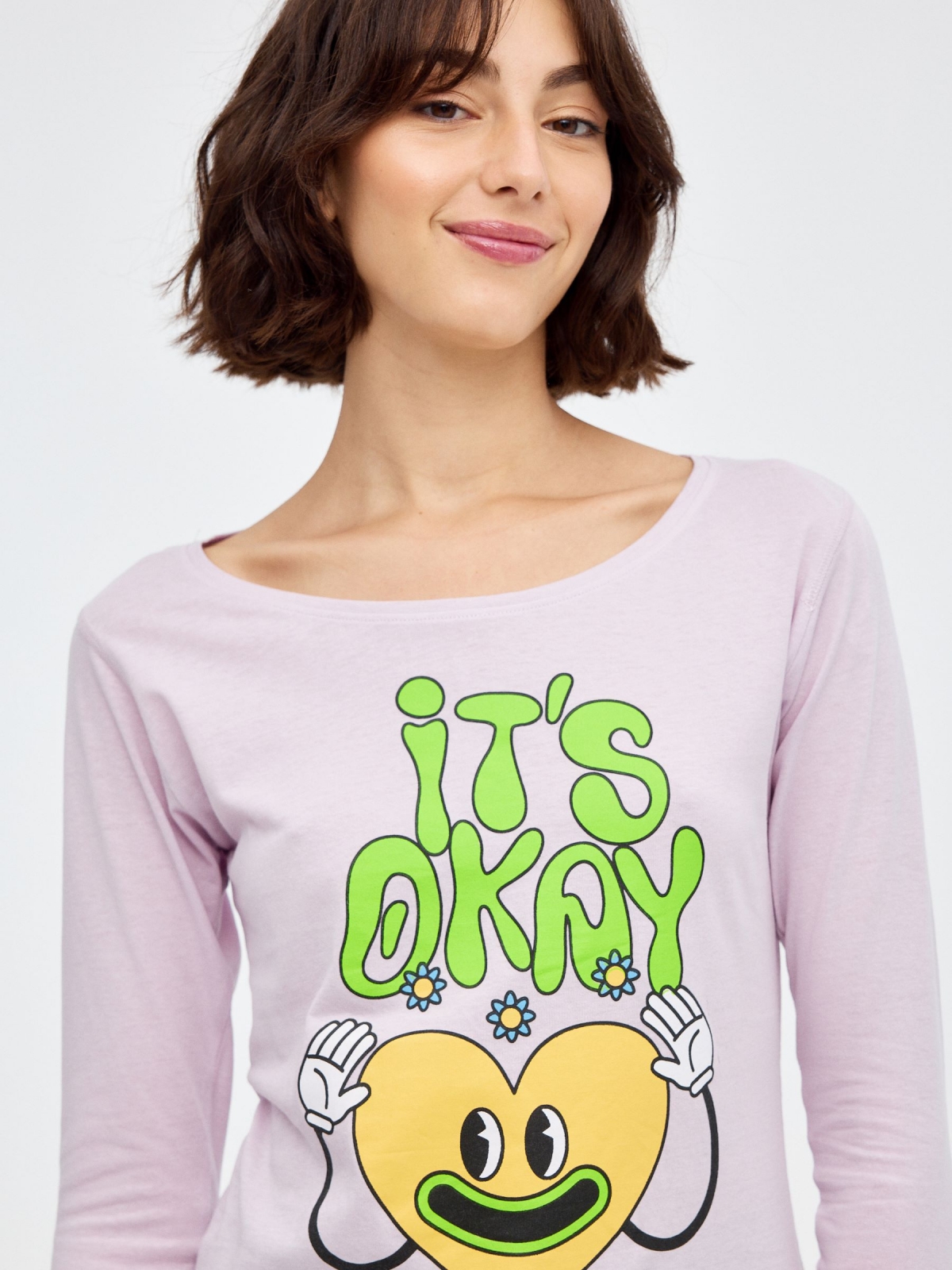 T-shirt It's Okay malva vista detalhe