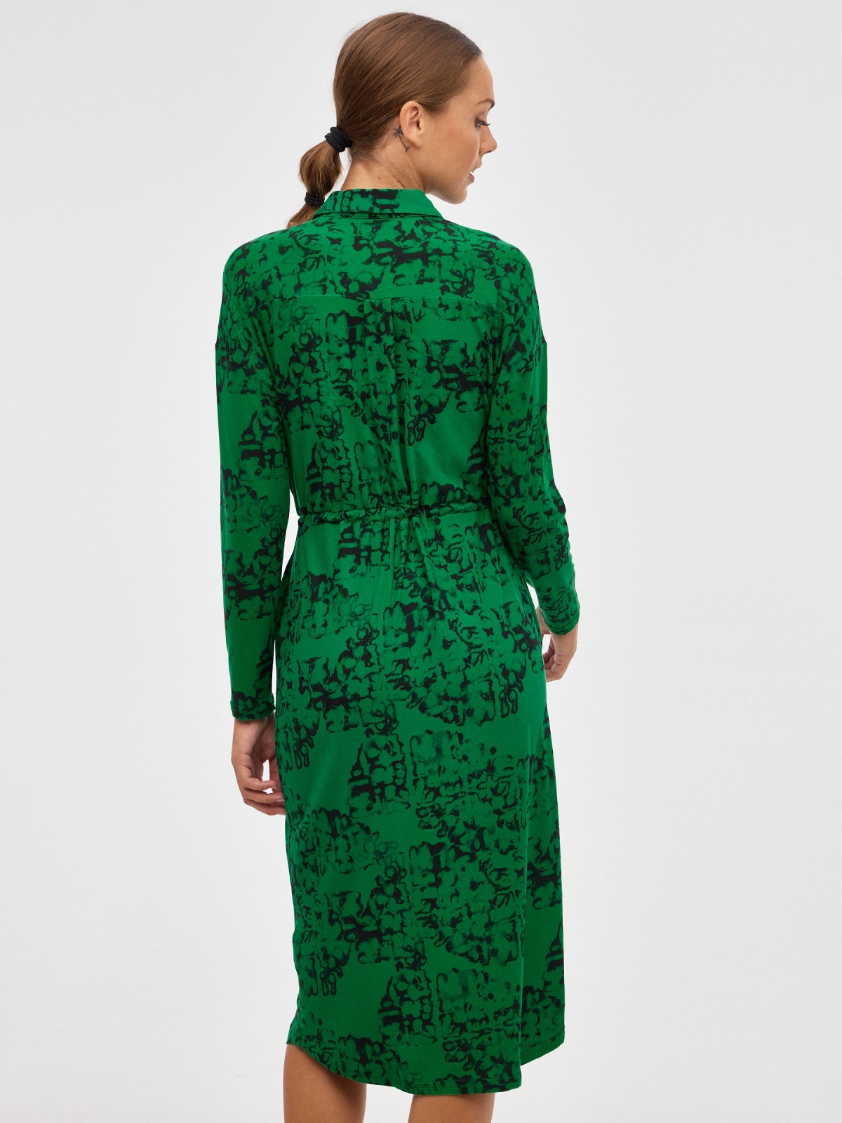 Vestido midi camisero estampado verde oscuro vista media trasera