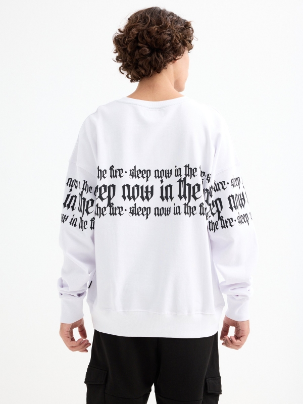 Camisola sem capuz com texto branco vista meia traseira