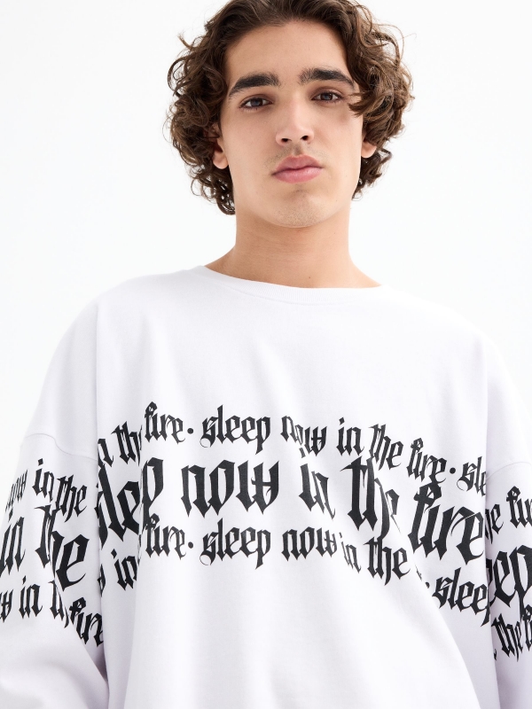 Camisola sem capuz com texto branco vista detalhe