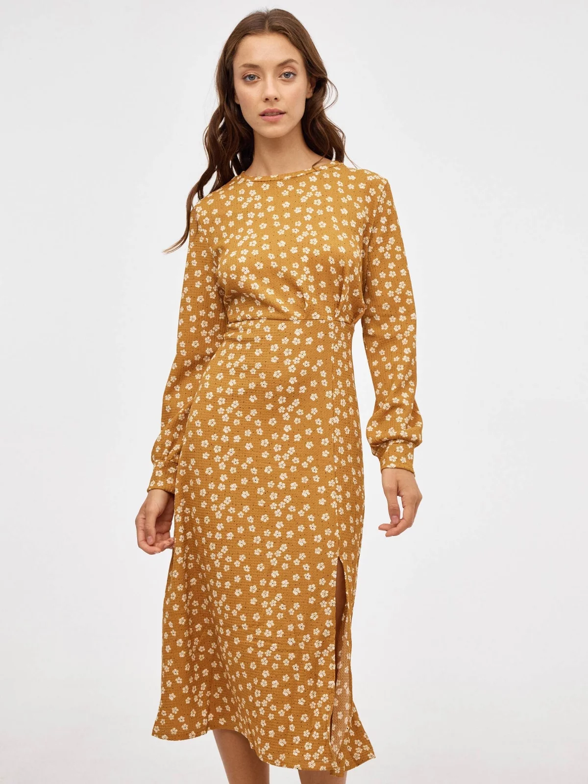 Vestido midi estampado com fenda mostarda vista meia traseira