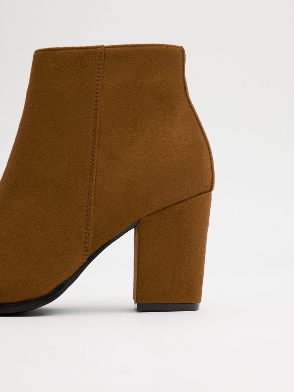 Basic wide heel ankle boots brown detail view