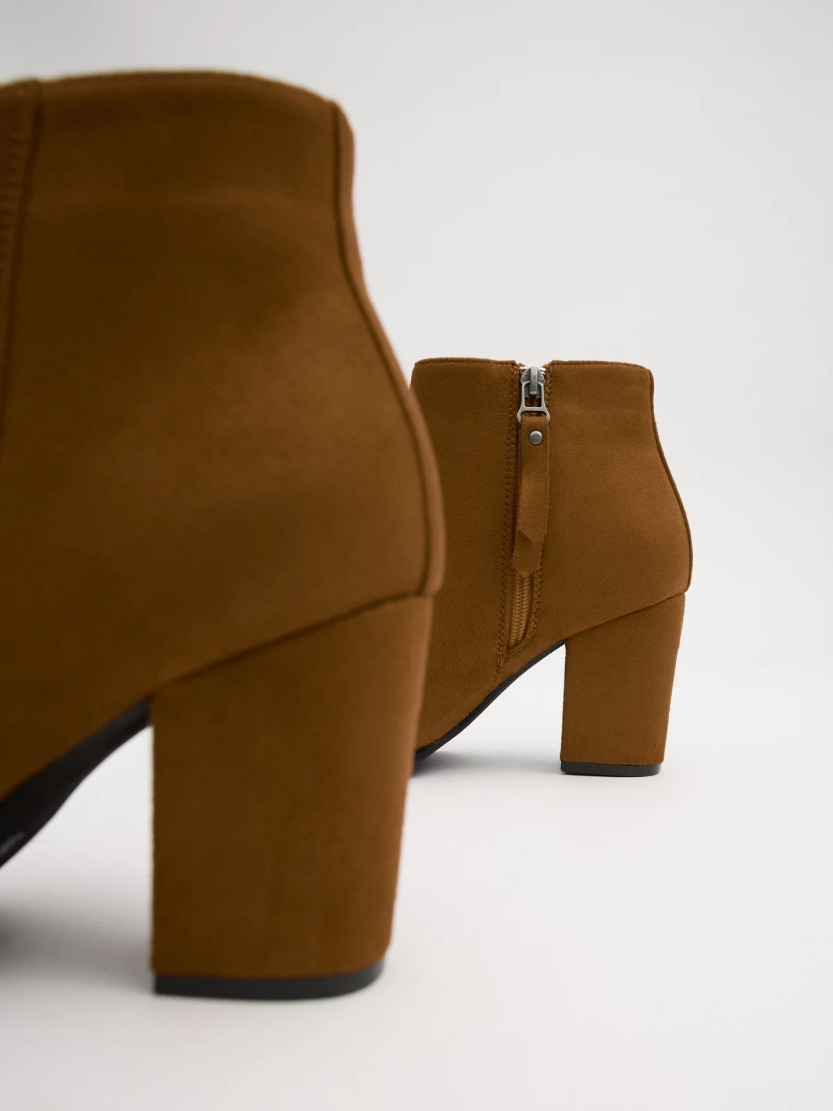 Basic wide heel ankle boots brown detail view