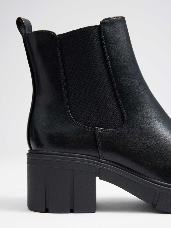 Botins com elástico e plataforma preto vista detalhe