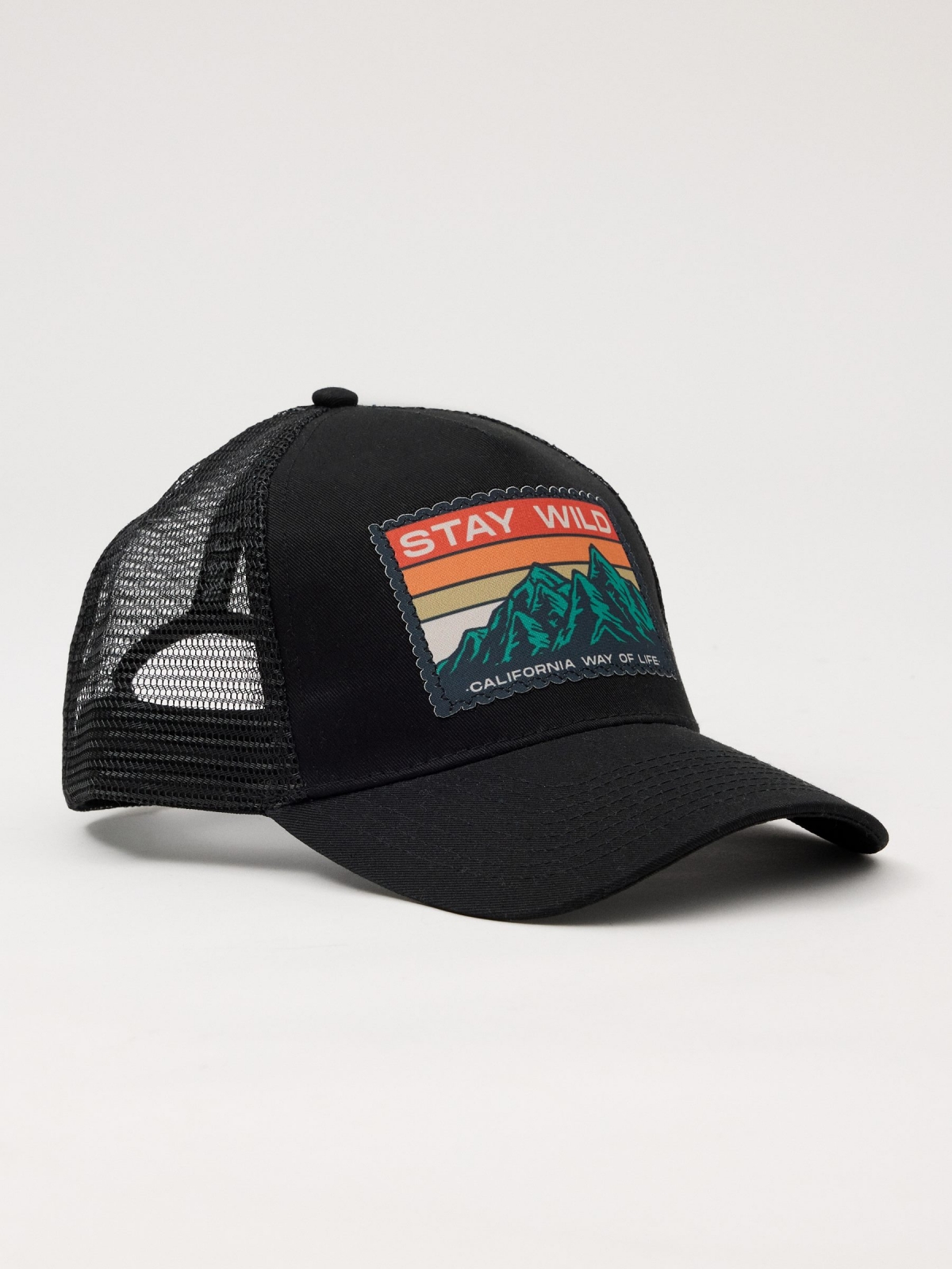 Gorra Trucker con rejilla negro vista detalle