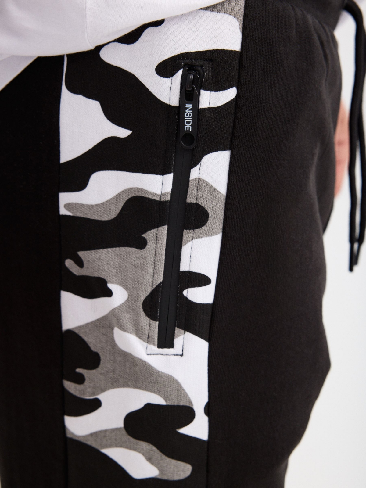 Camouflage fleece jogger pants black detail view